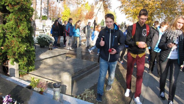 Umarłych wieczność dotąd trwa, dokąd pamięcią im się płaci…